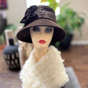 EUC Louise Green brown wool felt cloche hat